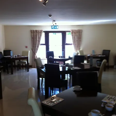 Guest house All The Twos Lodge