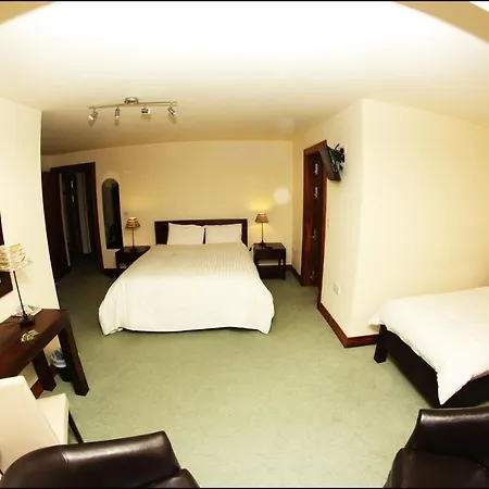 Guest house All The Twos Lodge